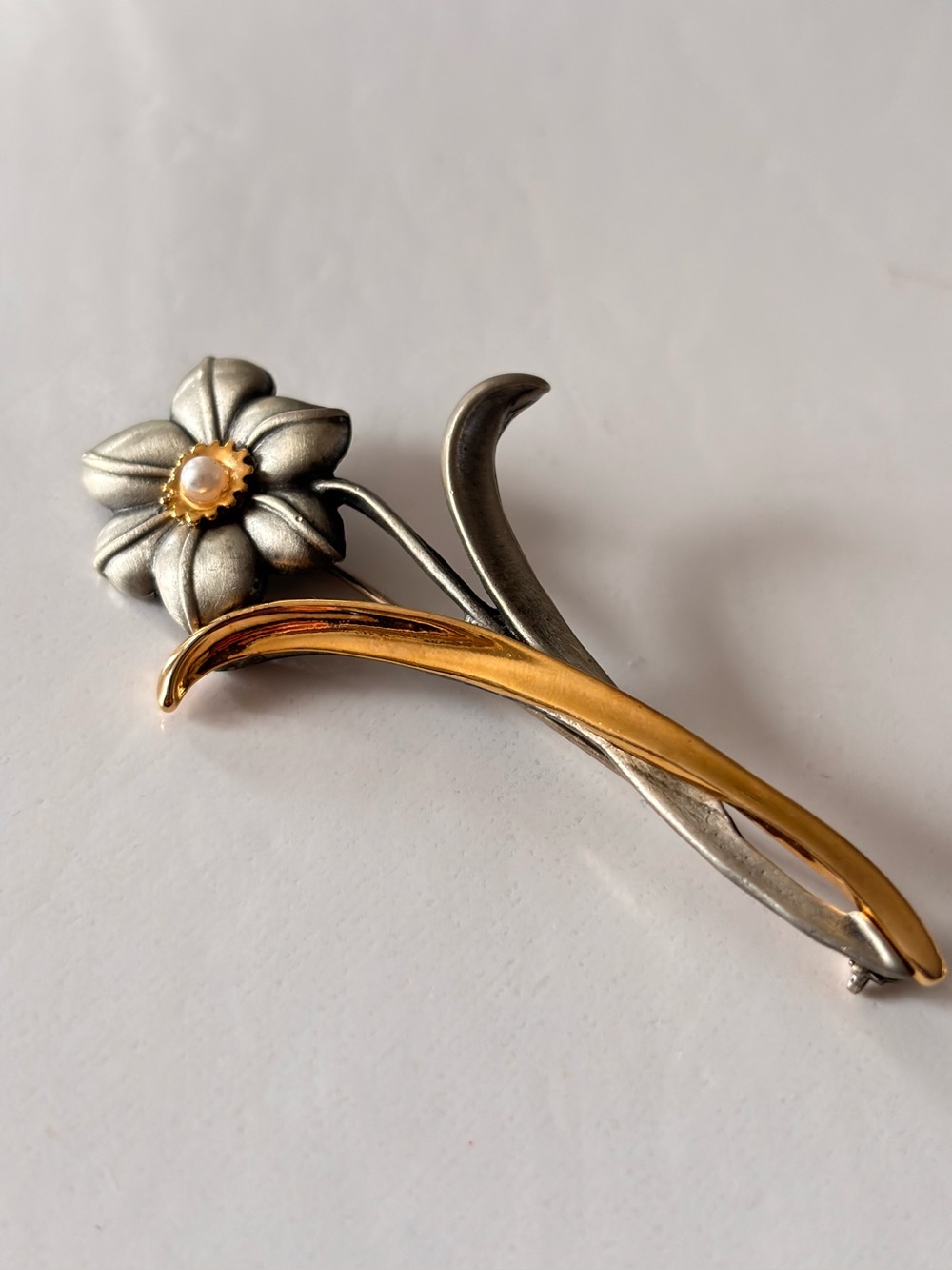 🦋2/25$ Gold plated and Silver tone Floral Brooch Pin with Pearl Center